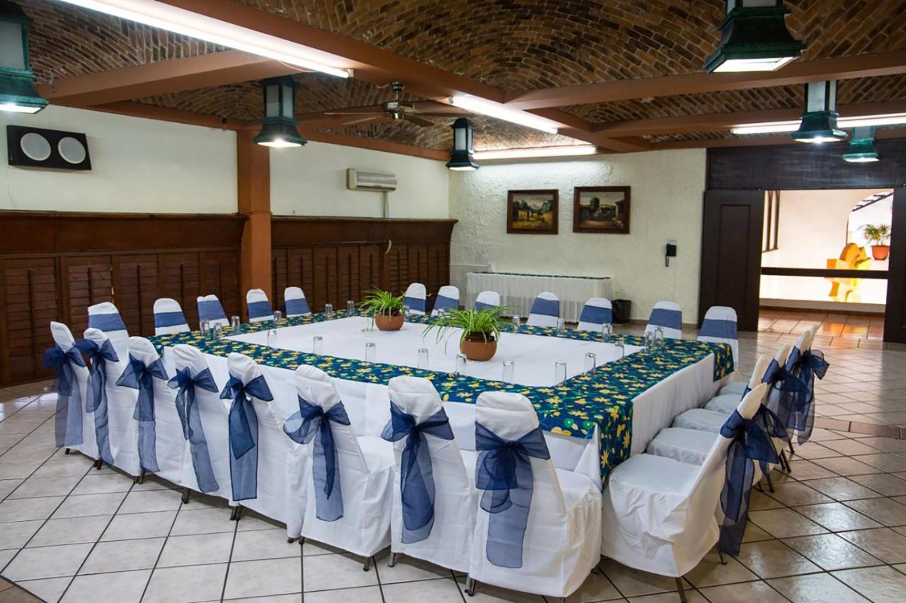 Hotel & Suites Villa Del Sol Морелия Экстерьер фото