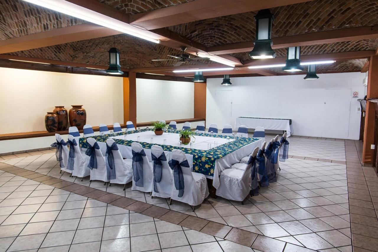 Hotel & Suites Villa Del Sol Морелия Экстерьер фото