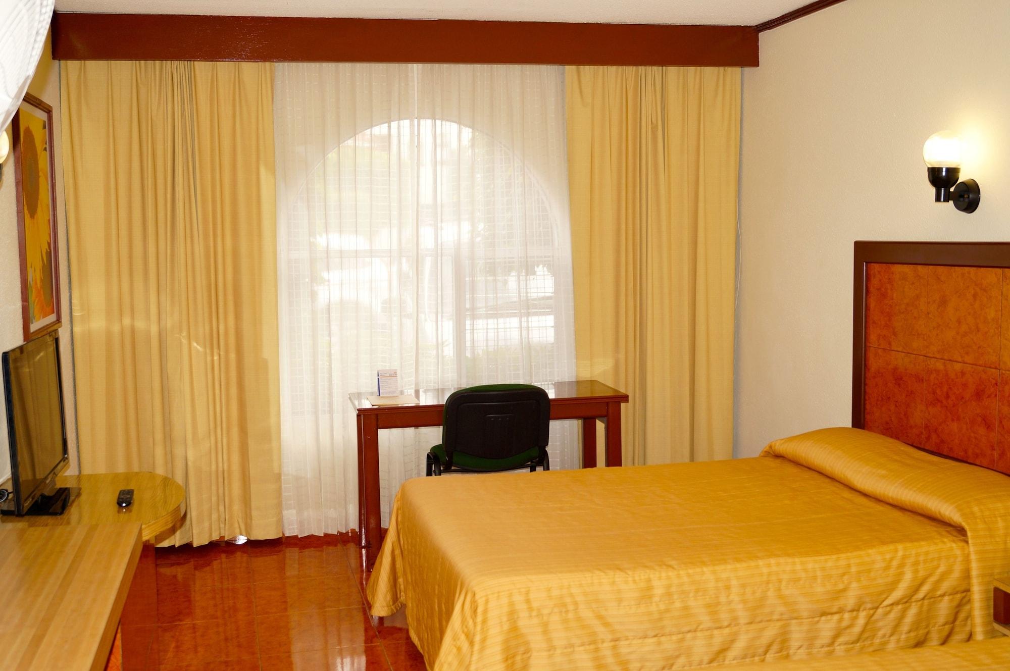 Hotel & Suites Villa Del Sol Морелия Экстерьер фото