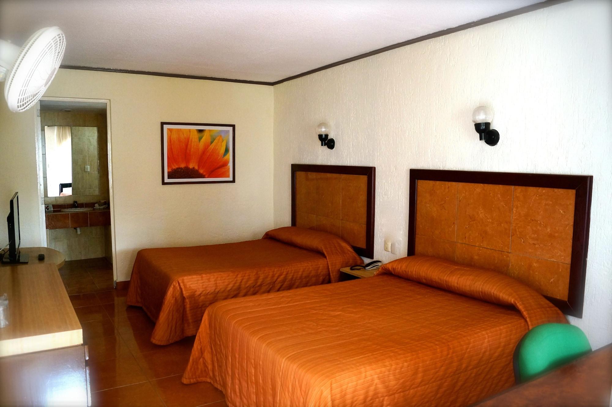 Hotel & Suites Villa Del Sol Морелия Экстерьер фото
