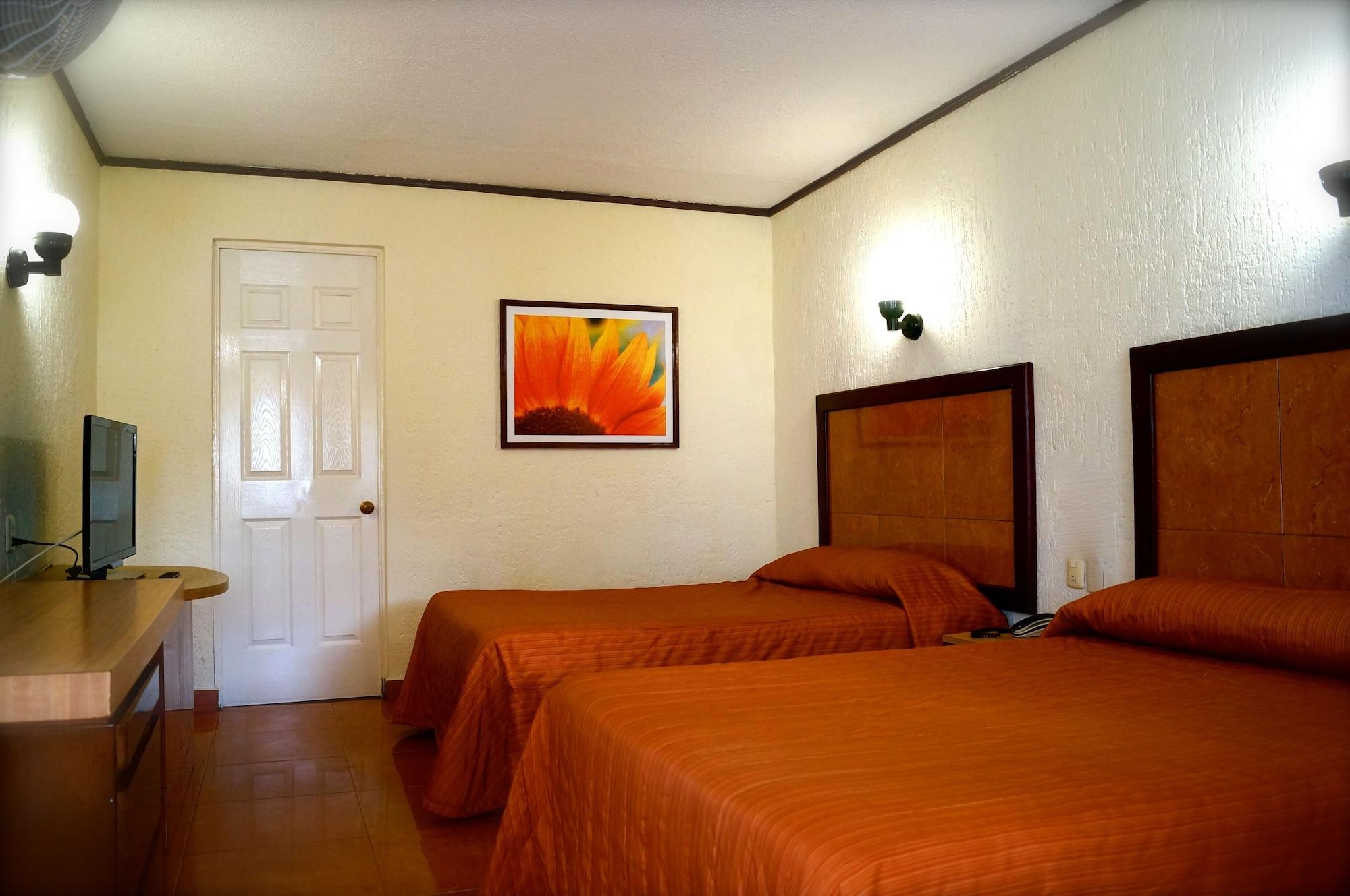 Hotel & Suites Villa Del Sol Морелия Экстерьер фото