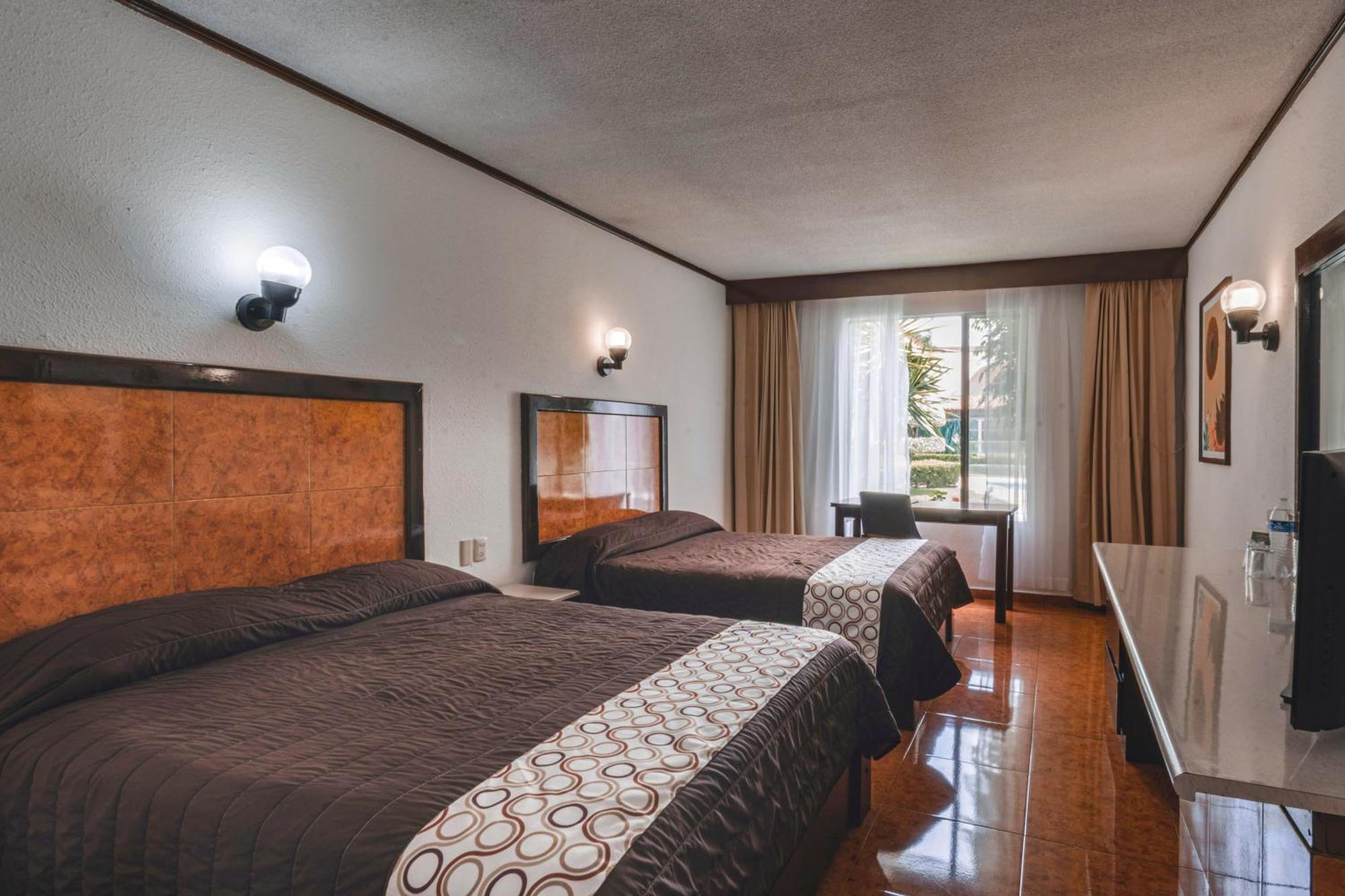 Hotel & Suites Villa Del Sol Морелия Экстерьер фото