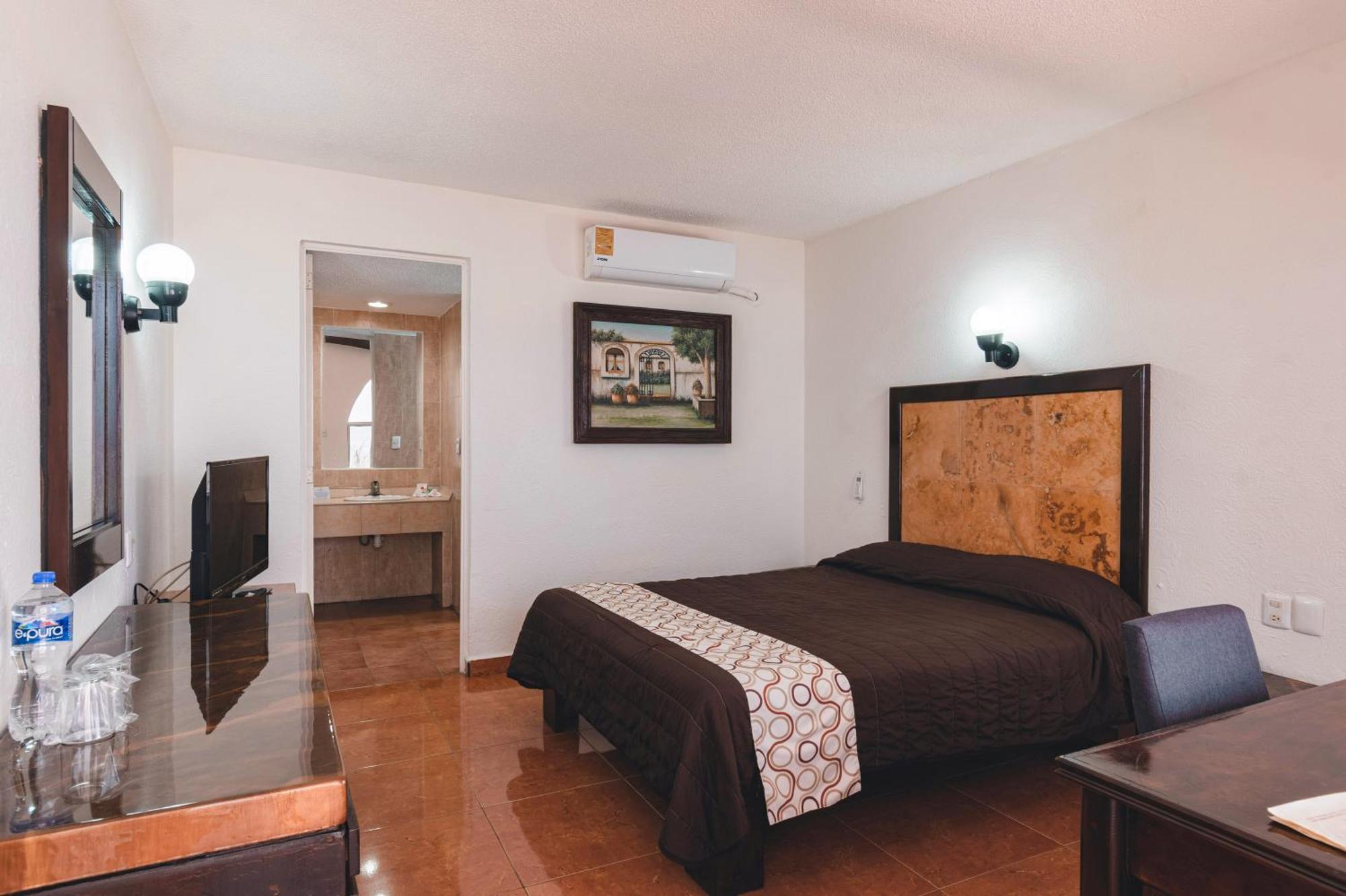 Hotel & Suites Villa Del Sol Морелия Экстерьер фото