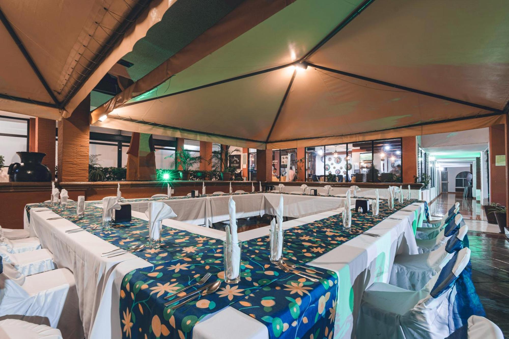 Hotel & Suites Villa Del Sol Морелия Экстерьер фото