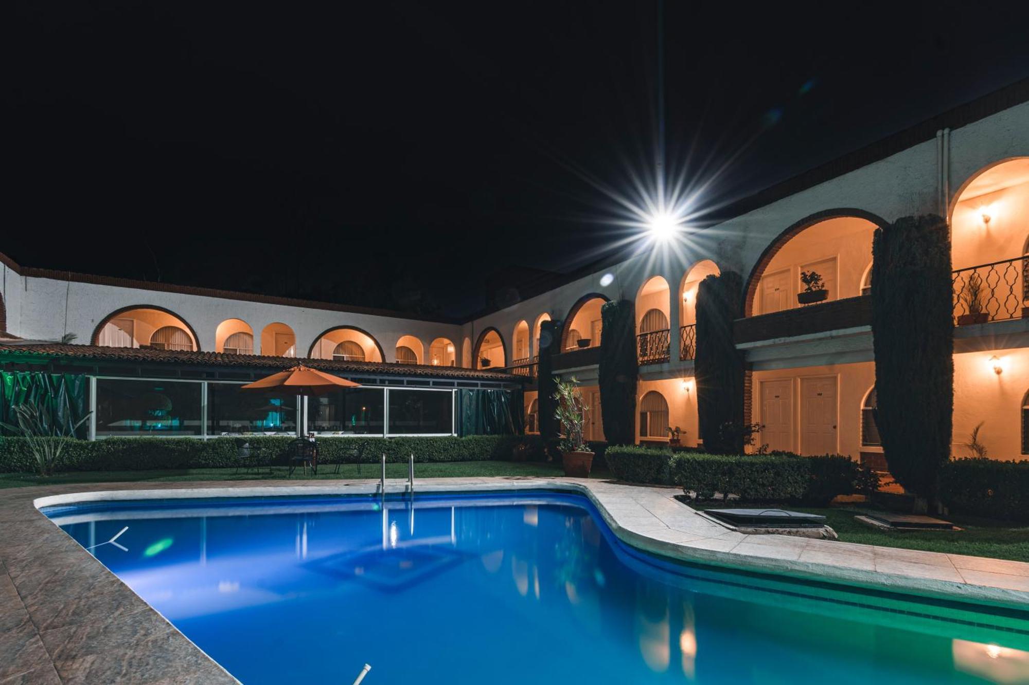 Hotel & Suites Villa Del Sol Морелия Экстерьер фото