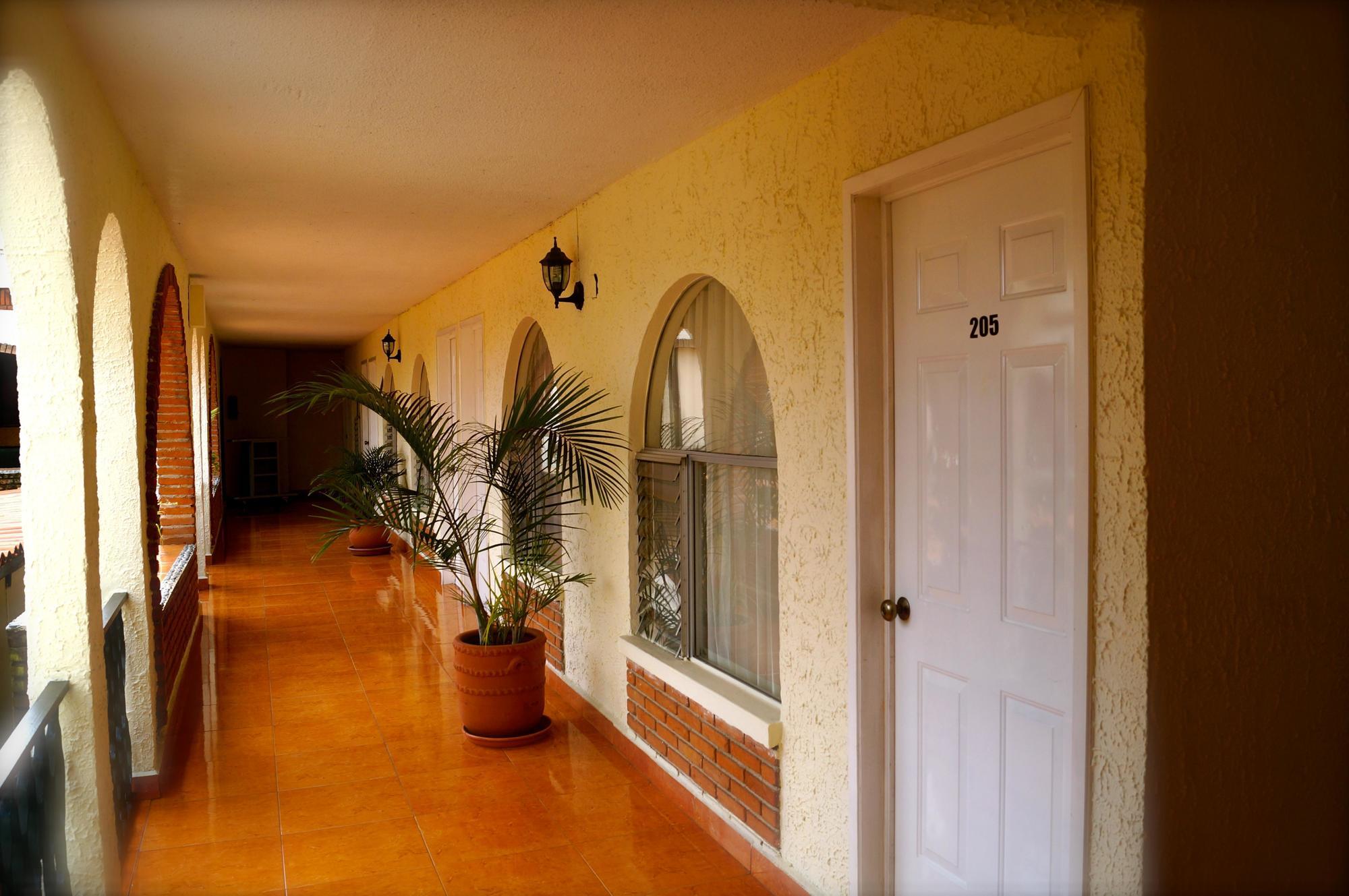 Hotel & Suites Villa Del Sol Морелия Экстерьер фото